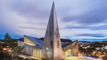 Kościół w Knarvik UKnarvik Church / Knarvik Kirke at dusk, Norway designed by Reiulf Ramstad Arkitekter.8BIM8BIMwww.hundven-clements.com8BIM/j