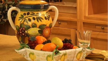 Wzory. Tylko motywy roślinne inspirowane przyrodą charakterystyczną dla regionu Toskanii: oliwki, winogrona, cytryny, słoneczniki. 13.12.2006 WARSZAWA SESJA FOTOGRAFICZNA STYLE DLA PISMA CZTERY KATY TOSKANIA NACZYNIA OWOCE