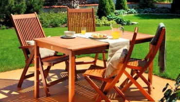 OGROD - TARAS , MEBLE OGRODOWE STYLIZACJA MAGDA OLSZEWSKA FOT. RADOSLAW WOJNAR PUBLIKACJA CZTERY KATY NR 4 (222) - 4 2010 + DODATEK ' MODNIE I WYGODNIE '