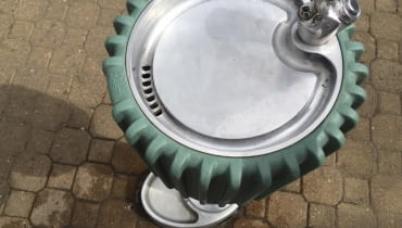 Miejskie źródełko z warszawską kranówką na pl. Dąbrowskiego.