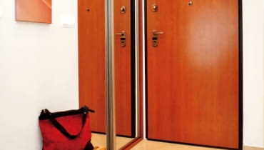 Zrób to sam. Jeśli spoglądając przez wizjer w drzwiach, widzimy nieostry lub zbyt wąski obraz, warto rozważyć jego wymianę. Montaż nowego wizjera jest bardzo ważny. 04.03.2009 WARSZAWA WYMIANA WIZJERA WIZJER KROK PO KROKU CZTERY KATY