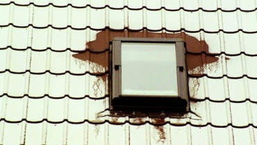 Mostki termiczne wokół źle zmontowanego okna najlepiej są widoczne po pierwszych opadach śniegu