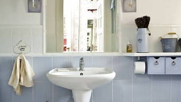 Główną rolę w wystroju tego wnętrza odgrywają drobiazgi - to one narzucają styl. Wszystkie pochodzą z odległych epok bądź są stylizowane na stare. WNETRZA LAZIENKA