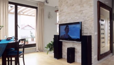 Aranżacje. Gospodarze, pracownicy branży finansowej, mają na co dzień dość emocji. Dlatego zależało im na spokojnie urządzonym mieszkaniu, bez nadmiaru faktur, form i mocnych kolorów. Odrobina szaleństwa, na jaką się zgodzili, to mieszanka stylów - stare meble w nowoczesnym otoczeniu. Jasne ściany stały się eleganckim tłem ciemno-brązowej stolarki okiennej i ramy lustra zawieszonego na wprost drzwi wejściowych (przyjechała aż z Indii). UWAGA ! PONOWNA PUBLIKACJA WYLACZNIE ZA ZGODA WLASCICIELI