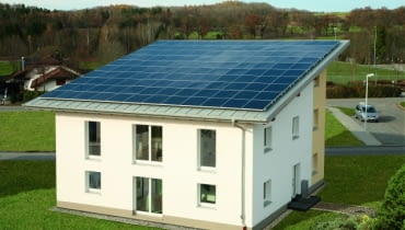 Panele fotowoltaiczne można ułożyć na dachach pokrytych różnymi materiałami - dachówką ceramiczną i cementową, blachodachówką lub gontem