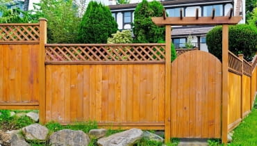 PRZEPISY OGÓLNE nie zabraniają postawienia płotu stanowiącego zwartą ścianę. Jednak niekiedy nie pozwalają na to przepisy lokalne. PRZEPISY OGÓLNE nie zabraniają postawienia płotu stanowiącego zwartą ścianę. Jednak niekiedy nie pozwalają na to przepisy lokalne.