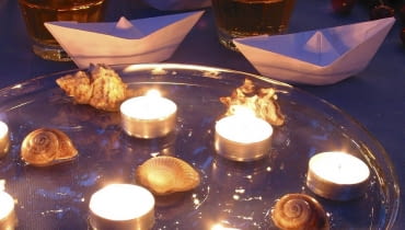 Świeczki pływające w misie pełnej wody mają wiele uroku. 21.06.2002 WARSZAWA - STYLIZACJE DLA WKLADKI DOM SWIECZKI, MUSZELKI, LODKI PAPIEROWE LETNIE PRZYJECIE W OGRODZIE FOT. ARKADIUSZ SCICHOCKI / AGENCJA GAZETA SLOWA KLUCZOWE: OSWIETLENIE NACZYNIA