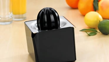 Zimą sok z cytrusów smakuje najlepiej, a świeżego nektaru z pomarańczy czy grejpfrutów w żadnym razie nie zastąpi napój z kartonika. Wyciskajmy zatem świeże soki, ręcznie lub wyciskarką elektryczną. <BR />Auerhahn Form, stal nierdzewna, pojemnik 0,9 l, 189 zł, sprzedaż: czerwonamaszyna.pl Zimą sok z cytrusów smakuje najlepiej, a świeżego nektaru z pomarańczy czy grejpfrutów w żadnym razie nie zastąpi napój z kartonika. Wyciskajmy zatem świeże soki, ręcznie lub wyciskarką elektryczną. <BR />Auerhahn Form, stal nierdzewna, pojemnik 0,9 l, 189 zł, sprzedaż: czerwonamaszyna.pl