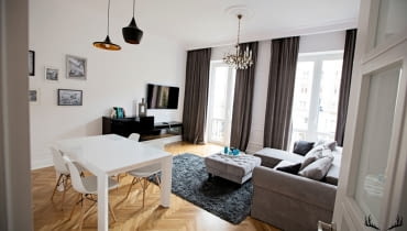 Salon jest jasny i przestronny. Odnowione mieszkanie w kamienicy na Marszałkowskiej