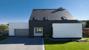 Skromny dom z basenem to pierwsza realizacja architektów skupionych w Nowej Grupie Projektowej Skromny dom z basenem to pierwsza realizacja architektów skupionych w Nowej Grupie Projektowej