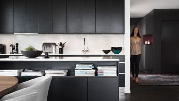 Czerń jeszcze nigdy nie była tak popularna we wnętrzach jak teraz. Czerń jeszcze nigdy nie była tak popularna we wnętrzach jak teraz.