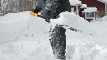 Kupując ręczne narzędzia do odśnieżania, dopasujmy je do naszych możliwości fizycznych - wybierajmy te, które dobrze leżą w dłoniach i są lekkie Kupując ręczne narzędzia do odśnieżania, dopasujmy je do naszych możliwości fizycznych - wybierajmy te, które dobrze leżą w dłoniach i są lekkie