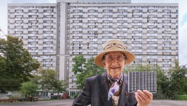 Pani Elfrida z modelem osiedla Za Żelazną Bramą w Warszawie (Brutal Poland, Zupagrafika)