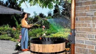 Zamiast czerpać wodę konewką, lepiej użyć pompy zanurzeniowej. Do niej podłączamy wąż z końcówką zraszającą. System: Gardena Zamiast czerpać wodę konewką, lepiej użyć pompy zanurzeniowej. Do niej podłączamy wąż z końcówką zraszającą. System: Gardena