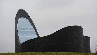 Kilka lat temu w niewielkiej nadmorskiej miejscowości Schillig w Niemczech wyburzono kościół, który z czasem popadał w coraz większą ruinę. Parafia zorganizowała wtedy konkurs na nowy budynek, aby w 2009 roku wybrać projekt zespołu Königs Architekten z Kolonii. Nowy kościół prezentuje się wyjątkowo okazale jak na niewielką miejscowość w której powstał. Kościół Mariacki w Schillig, proj. zespół Königs Architekten z Koloni