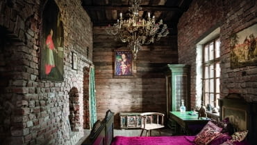 Komnata Barbary Schwann sąsiaduje z biblioteką i jest połączona przejściem z Wielką Salą. Pierwotnie znajdowały się tutaj krużganki. Komnata Barbary Schwann sąsiaduje z biblioteką i jest połączona przejściem z Wielką Salą. Pierwotnie znajdowały się tutaj krużganki.