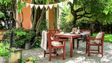 Lakierobejca nie zawiera biocydów, więc aby zwiększyć ochronę drewna, trzeba je wcześniej zaimpregnować Lakierobejca nie zawiera biocydów, więc aby zwiększyć ochronę drewna, trzeba je wcześniej zaimpregnować