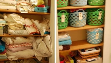 Ręczniki i prześcieradła można posegregować w zależności od rodzaju, koloru lub okazji i umieścić w dużych plastikowych kolorowych koszach. Aby ułatwić odszukanie danego przedmiotu do każdego kosza można przyczepić karteczkę z opisem jego zawartości. 20 pomysłów na organizację rzeczy w domu