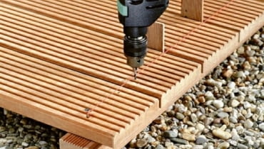 <b>Montaż tarasu.</b><br>Regularne odstępy między deskami uzyskuje się przez stosowanie przekładek montażowych. Łby wkrętów mocujących nawierca się najpierw cieńszym wiertłem, a później grubszym, dopasowanym do średnicy łbów. <b>Montaż tarasu.</b><br>Regularne odstępy między deskami uzyskuje się przez stosowanie przekładek montażowych. Łby wkrętów mocujących nawierca się najpierw cieńszym wiertłem, a później grubszym, dopasowanym do średnicy łbów.