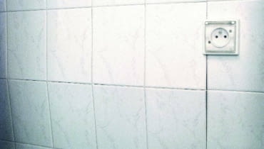 Widoczne odspojenie części płytek ceramicznych - prawdopodobnie skutek drgań budynku.