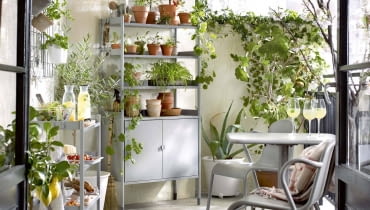 Meble balkonowe - ramy z aluminium, siedziska i oparcia z tworzywa sztucznego; krzesło ok. 200 zł, stolik ok. 250 zł, stalowy regał (78×38×158 cm) z regulowanymi nóżkami ok. 440 zł, wszystko IKEA. Meble balkonowe - ramy z aluminium, siedziska i oparcia z tworzywa sztucznego; krzesło ok. 200 zł, stolik ok. 250 zł, stalowy regał (78×38×158 cm) z regulowanymi nóżkami ok. 440 zł, wszystko IKEA.