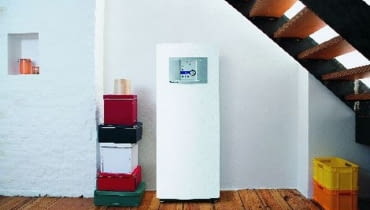 Pompa ciepła z widocznym panelem sterowniczym, który zapewnia regulację systemu grzewczego