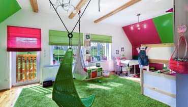 PO ZMIANIE. Pokój był tak zagracony pudłami i różnymi mało funkcjonalnymi meblami, że nie było gdzie wstawić biurek dla Mai i Marcina, którzy wkrótce pójdą do szkoły. Projektantka zaproponowała radykalne zmiany. Dwa łóżka zastąpiła jednym piętrowym, dzięki czemu powstało miejsce na wygodny kąt do nauki, a większość regałów - pojemnymi szafami z przesuwanymi drzwiami. Całkowicie odmieniła również kolorystykę wnętrza. Dzieci jednogłośnie wyraziły zachwyt. pokój dziecięcy, metamorfoza wnętrz