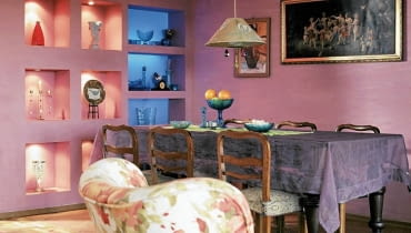 <B>Rodzina i przyjaciele domu przez lata przywykli do przecieranych ścian w odcieniu wrzosu. Przyszedł jednak czas na zmiany i wrzos został zastąpiony błękitem zestawionym z żółcią i zielenią. Takie połączenie barw okazało się uniwersalne. Na ich tle pięknie wygląda zarówno kolekcja szkła, jak i stare meble: stojący tu od zawsze stół i odziedziczone po babci krzesła. Koszt zmian: 2100 zł.</B> <BR />METAMORFOZA POKOJU DZIENNEGO, PRZED ZMIANĄ: było miło i kolorowo, ale nawet takie wnętrza potrafią się po prostu znudzić. <B>Rodzina i przyjaciele domu przez lata przywykli do przecieranych ścian w odcieniu wrzosu. Przyszedł jednak czas na zmiany i wrzos został zastąpiony błękitem zestawionym z żółcią i zielenią. Takie połączenie barw okazało się uniwersalne. Na ich tle pięknie wygląda zarówno kolekcja szkła, jak i stare meble: stojący tu od zawsze stół i odziedziczone po babci krzesła. Koszt zmian: 2100 zł.</B> <BR />METAMORFOZA POKOJU DZIENNEGO, PRZED ZMIANĄ: było miło i kolorowo, ale nawet takie wnętrza potrafią się po prostu znudzić.