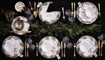 Zastawa Aida Yule ze świątecznym motywem pięknie prezentuje się na czarnym obrusie. Zastawa Aida Yule ze świątecznym motywem pięknie prezentuje się na czarnym obrusie.