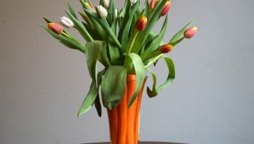 Marchewkowy bukiet - wystarczy duży, szklany wazon, marchewki i wybrane kwiaty. ozdoby wielkanocne, Wielkanoc, bukiet kwiatów