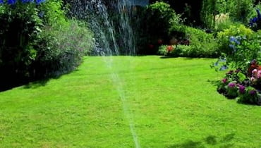 Przenośny AquaContour Automatic zrasza powierzchnie o nietypowych kształtach. Gardena ONE TIME USE ONLY DO JEDNOKROTNEJ PUBLIKACJI OGROD SYSTEM NAWADNIAJACY ZRASZACZ AQUA CONTOUR AUTOMATIC FOT. GARDENA PUBLIKACJA KWIETNIK NR 2 (146) - 2 2007