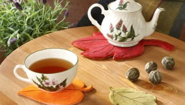 Na długie zimowe wieczory warto znaleźć dzieciom jakieś ciekawe zajęcie. Proponujemy wspólne lepienie drobiazgów z masy plastycznej. Możemy zrobić np. gałki do szafek, świeczniki, podkładki pod talerze lub ozdobne guziki do poduszek. Dobra zabawa gwarantowana. Wesołe podkładki. Na rozwałkowanej masie plastycznej zaznaczamy kształt liścia. Wycinamy go nożykiem introligatorskim i robimy wgłębienia-żyłki. W zależności od rodzaju wykorzystanej masy (przepis na opakowaniu) podkładkę albo pozostawiamy do wyschnięcia albo utwardzamy w mikrofalówce lub piekarniku. Na koniec malujemy farbami akrylowymi. Na długie zimowe wieczory warto znaleźć dzieciom jakieś ciekawe zajęcie. Proponujemy wspólne lepienie drobiazgów z masy plastycznej. Możemy zrobić np. gałki do szafek, świeczniki, podkładki pod talerze lub ozdobne guziki do poduszek. Dobra zabawa gwarantowana. Wesołe podkładki. Na rozwałkowanej masie plastycznej zaznaczamy kształt liścia. Wycinamy go nożykiem introligatorskim i robimy wgłębienia-żyłki. W zależności od rodzaju wykorzystanej masy (przepis na opakowaniu) podkładkę albo pozostawiamy do wyschnięcia albo utwardzamy w mikrofalówce lub piekarniku. Na koniec malujemy farbami akrylowymi.