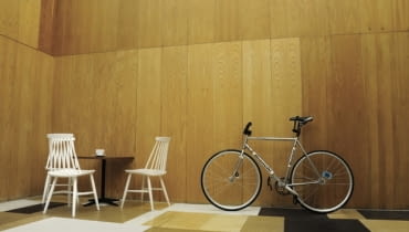 Kawiarnia Relaks znajduje się w Warszawie przy ulicy Puławskiej 48. Jej wygląd zaprojektowali architekci z MOKO ARCHITECTS. Projektanci mieli za zadanie stworzyć oryginalne wnętrze, mając do dyspozycji 50 tys. złotych. Lokal ma stać się nowym miejscem spotkań warszawiaków, którzy przy kawie będą mogli skorzystać z mieszczącego się w lokalu serwisu dla rowerów. Relaks Cafe w Warszawie