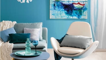 <B>Błękitne niebo, turkusowe morze, granatowe jezioro... Wygląda na to, że marzenia o urlopie jawią nam się w niebieskich barwach. Zastosujmy je we wnętrzu, a stworzymy klimat relaksu na cały rok.</B> <BR />MEBLE: sofa z poduchami (jedna leży na fotelu) - 1599 zł, IKEA; fotel - 4959 zł, Kler; stolik - 599 zł, Scandinavian Living. POZOSTAŁE: lampa - 459 zł, Scandinavian Living; obraz, aut. Ewa Blusiewicz - 5500 zł, Galeria La Boheme; dywan - 399 zł, Komfort; firanka - 49,99 zł, IKEA; na stoliku: taca - 199 zł, BoConcept; wazon - 24,50 zł, pt,; serwetka - 25 zł, Ludwik Styl; kieliszek - 55 zł, home&you; na sofie: koc - 69,99 zł, IKEA; ?poduszka (podłużna) - 96 zł, Nap; ?poszewka na poduszkę (jasna) - 119 zł, poduszka (niebieska) - 89 zł, Almi Decor; na fotelu: koc - 39,99 zł, IKEA. NA ŚCIANIE: Farba Optiva w kolorze Egyptian turquoise - około 40 zł/l, Tikkurila. 20.03.2014 , Warszawa , wnetrza , kolor i wzor , temat blekit , sesja dla : Cztery Katy , stylizacja Joanna Plachecka . Fot. Michal Mutor SLOWA KLUCZOWE: WNETRZA DEKORACJE