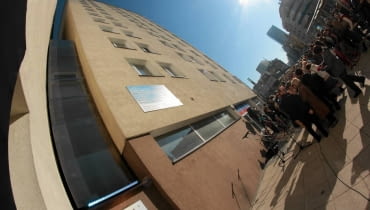 20.10.2012 WARSZAWA , UCZESTNICY UROCZYSTOSCI OTWARCIA NAJWEZSZEGO DOMU SWIATA - DOMU KERETA PRZY UL. CHLODNEJ 22 . FOT. STEFAN ROMANIK / AGENCJA GAZETA SLOWA KLUCZOWE: DOM KERET CHLODNA