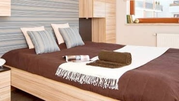 O tym, czy się wyśpimy, decyduje nie tylko łóżko i wygodny materac, ale również atmosfera wnętrza, którą tworzy odpowiadająca naszym upodobaniom kolorystyka, nastrojowe oświetlenie, dodatki dekoracyjne dobrane do stylu wystroju. Zobacz, jakimi sposobami można stworzyć klimat sprzyjający dobrym snom. ... SYPIALNIA: Ściany w roli głównej. W niewielkim pomieszczeniu, którego powierzchnia została wykorzystana niemal co do centymetra, nie pozostało zbyt wiele miejsca na dekoracyjne przedmioty. Funkcję ozdoby przejęły zatem niezasłonięte sprzętami fragmenty ścian. O tym, czy się wyśpimy, decyduje nie tylko łóżko i wygodny materac, ale również atmosfera wnętrza, którą tworzy odpowiadająca naszym upodobaniom kolorystyka, nastrojowe oświetlenie, dodatki dekoracyjne dobrane do stylu wystroju. Zobacz, jakimi sposobami można stworzyć klimat sprzyjający dobrym snom. ... SYPIALNIA: Ściany w roli głównej. W niewielkim pomieszczeniu, którego powierzchnia została wykorzystana niemal co do centymetra, nie pozostało zbyt wiele miejsca na dekoracyjne przedmioty. Funkcję ozdoby przejęły zatem niezasłonięte sprzętami fragmenty ścian.