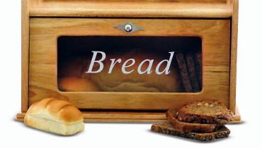 WYPOSAŻENIE KUCHNI. <B>Nasz przegląd wyposażenia kuchni nawiązuje do różnych stylów, jakie kojarzą się z tytułami znanych filmów. Potraktujmy te propozycje jako inspirację do ewentualnych zmian. <BR >Aranżując kuchnię, nie przesadźmy z liczbą przedmiotów charakterystycznych dla danego stylu; czasem wystarczy tylko kilka, by odmienić wnętrze.</B> <BR >Cudowne lata - po trosze wzornictwo lat siedemdziesiątych, po trosze vintage. W takiej kuchni znakomicie odnajdą się autentyczne przedmioty z minionych czasów albo stylizowane. <BR >Chlebak Prestige, drewno kauczukowe, 38 x 24 cm, wys. 25 cm, 100 zł, Vittore Comforto