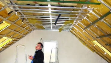Podczas wykonywania obudowy poddasza należy sprawdzać każdy etap prac, począwszy od układania ocieplenia, montażu rusztu, poprzez mocowanie paroizolacji i płyt gipsowo-kartonowych Podczas wykonywania obudowy poddasza należy sprawdzać każdy etap prac, począwszy od układania ocieplenia, montażu rusztu, poprzez mocowanie paroizolacji i płyt gipsowo-kartonowych