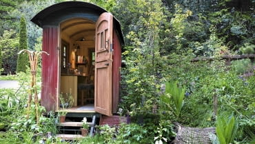 CR3NYR The Plankbridge Shepherd's Hut Garden Sponsor: Plankbridge Hutmakers Ltd Artisan Garden at RHS CHelsea Flower Show 2012 SLOWA KLUCZOWE: Plankbridge Shepheds Hut Garden [Artisan Garden] [Plankbridge Shepheds Hut Garden] RHS Chelsea Flower Show 2012 [RHS Chelsea Flower Show 2012] Artisan Garden hut shed writer's hut outdoor office Plankbridge Hutmakers