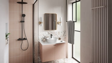 Dbając o estetykę wnętrza, należy dobrać wyposażenie pasujące do siebie stylem i barwą. Tutaj armatura ma ten sam kolor co rama kabiny prysznicowej i okna. Dbając o estetykę wnętrza, należy dobrać wyposażenie pasujące do siebie stylem i barwą. Tutaj armatura ma ten sam kolor co rama kabiny prysznicowej i okna.