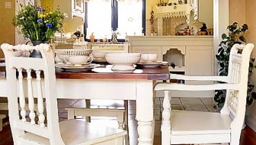 W tym jasnym pomieszczeniu wszystko jest jednorodne stylistycznie - starannie dobrano nawet najmniejsze drobiazgi.