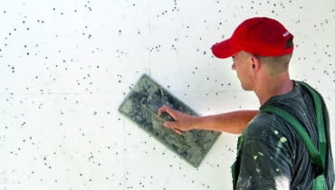 Po przyklejeniu styropianu warto go przeszlifować, by usunąć nierówności i zwiększyć przyczepność Po przyklejeniu styropianu warto go przeszlifować, by usunąć nierówności i zwiększyć przyczepność