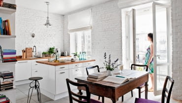<B>Aleksandry nie przeraził wygląd starego, zapuszczonego mieszkania w kamienicy na Grochowie - warszawskiej dzielnicy z bogatą historią, autentyzmem i specyficzną, małomiasteczkową atmosferą. Oczyma wyobraźni dostrzegła ukrytą urodę wnętrza i się nie zawiodła.</B> <BR />Kuchnię otwarto na pokój, dzięki czemu powstała przestronna, pełna naturalnego światła strefa dzienna. Zabudowę kuchenną Aleksandra dostosowała do swojego trybu życia. Jako że lubi przyjmować gości, zdecydowała się na dużą wyspę, bo przy niej może jednocześnie gotować i rozmawiać z?przyjaciółmi. Zrezygnowała z szafek wiszących, które, jak mówi, wyglądają zbyt "kuchennie". aneks kuchenny, meble kuchenne, aranżacja kuchni