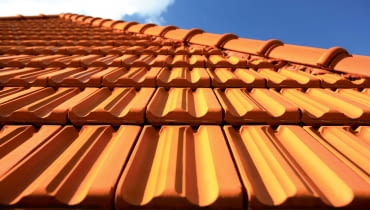 Marsylka Tradi 12/WIENERBERGER | Rodzaj: dachówka ceramiczna | wymiary: 45,2 x 27,0 cm | kolory: naturalna czerwień, czerwona angoba, miedziano-brązowa angoba, czarna angoba. Cena: od 40 zł/m2, www.wienerberger.pl Marsylka Tradi 12/WIENERBERGER | Rodzaj: dachówka ceramiczna | wymiary: 45,2 x 27,0 cm | kolory: naturalna czerwień, czerwona angoba, miedziano-brązowa angoba, czarna angoba. Cena: od 40 zł/m2, www.wienerberger.pl