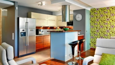 Kuchnia z centralnym oświetleniem. UWAGA ! PONOWNA PUBLIKACJA WYLACZNIE ZA ZGODA WLASCICIELI KRAKOW , MIESZKANIE , WNETRZA , POKOJ - WIDOK NA KUCHNIE STYLIZACJA EVA MILCZAREK FOT. RADOSLAW WOJNAR PUBLIKACJA CZTERY KATY NR 3 (245) - 3 2012 SLOWA KLUCZOWE: ARCHITEKTURA WNETRZE KUCHNIA ZDJĘCIE DO WKŁADKI: PUBLIKACJA CZTERY KATY NR 3 (245) - CZASOPISMA