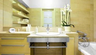 <B>Zwykle jest częścią szafki łazienkowej. Ostatnio projektanci coraz częściej rezygnują z szafek. Daje to więcej swobody w wyborze wielkości i kształtu blatu oraz materiału, z jakiego zostanie wykonany.</B> <BR >BLATY. Wysunięty i nieco obniżony granitowy blat z wpuszczoną umywalką to część większej konstrukcji, obłożonej gresem (tańszym od kamienia). Przód blatu zabezpieczono szeroką metalową listwą z relingiem na ręcznik. <B>Zwykle jest częścią szafki łazienkowej. Ostatnio projektanci coraz częściej rezygnują z szafek. Daje to więcej swobody w wyborze wielkości i kształtu blatu oraz materiału, z jakiego zostanie wykonany.</B> <BR >BLATY. Wysunięty i nieco obniżony granitowy blat z wpuszczoną umywalką to część większej konstrukcji, obłożonej gresem (tańszym od kamienia). Przód blatu zabezpieczono szeroką metalową listwą z relingiem na ręcznik.