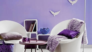 <B>Liliowy odcień fioletu ma uspokajajace działanie. Świetnie w jego otoczeniu poczują się więc osoby, które szukają w domu wyciszenia po ciężkim dniu. Czyli... większość z nas.</B> <BR />MEBLE: fotele - 1995 zł/2 szt. i stolik (nie ma go na zdjęciu), House & More; stolik - 1000 zł, Willow House; regał - 720 zł, Le Pukka. POZOSTAŁE: lampa - 199 zł, pt, dywan - 449 zł, Komfort; poduszka (na dywanie) - 355 zł, House & More; koszyk - 98 zł, Fabryka Form; koc (na fotelu) - 208 zł, patera - 108 zł, Eurofirany; poduszka (jasny lila) - 49 zł, home&you; poduszka (fiolet) - 297 zł, Decodore; ptaszki - 49 zł/szt., kubek (wzorzysty) - 29 zł, BoConcept; kubek - 55,90 zł, Meble Vox. NA ŚCIANIE: farba 'Kwiat rozmarynu' - 76 zł/2,5 l, Dulux. 11.06.2014 , Warszawa , Wnetrza , Kolor i wzor , kolor liliowy , Stylizacja Joanna Plachecka . Fot. Michal Mutor SLOWA KLUCZOWE: WNETRZA