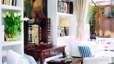 Nad zabytkowym biurkiem wisi kopia obrazu - rodzinnej pamiątki. Sprzedaż oryginału umożliwiła właścicielce kupienie mieszkania. Nad zabytkowym biurkiem wisi kopia obrazu - rodzinnej pamiątki. Sprzedaż oryginału umożliwiła właścicielce kupienie mieszkania.