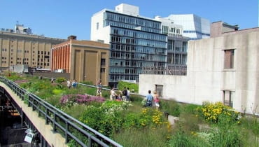 Park miejski na wiadukcie kolejki. High Line Park na Manhattanie Park miejski na wiadukcie kolejki. High Line Park na Manhattanie