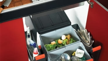 Zamiast jednego kosza pod zlewem potrzebne będą przynajmniej trzy pojemniki na odpady. W sprzedaży są systemy koszy do selektywnej zbiórki odpadów, łatwo wysuwające się z szafek. sortowanie odpadów